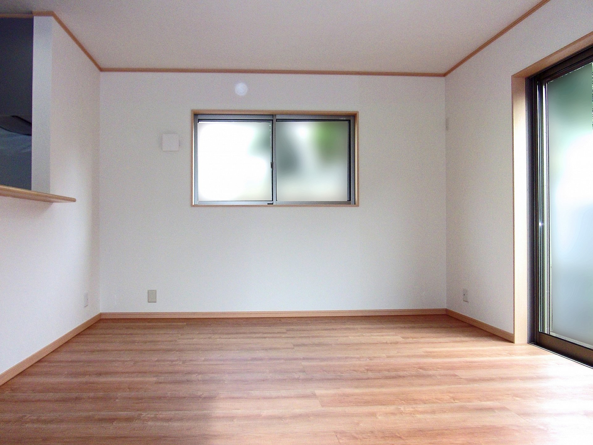 入居中での施工は量産品1m=1150円。千番商品1m=1400円。